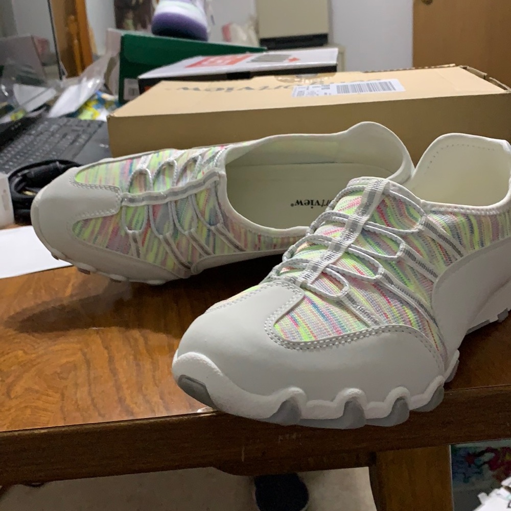 Comfort View Women’s size 10 W slip on rainbow on white